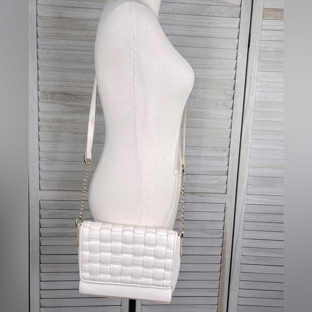A NEW DAY Woven Crossbody Bag White w Gold Chain Details-OS